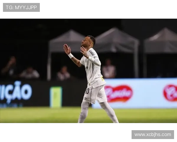 内马尔因伤缺阵携女儿现身球场为桑托斯加油助威 内马尔因伤缺阵携女儿现身球场为桑托斯加油助威